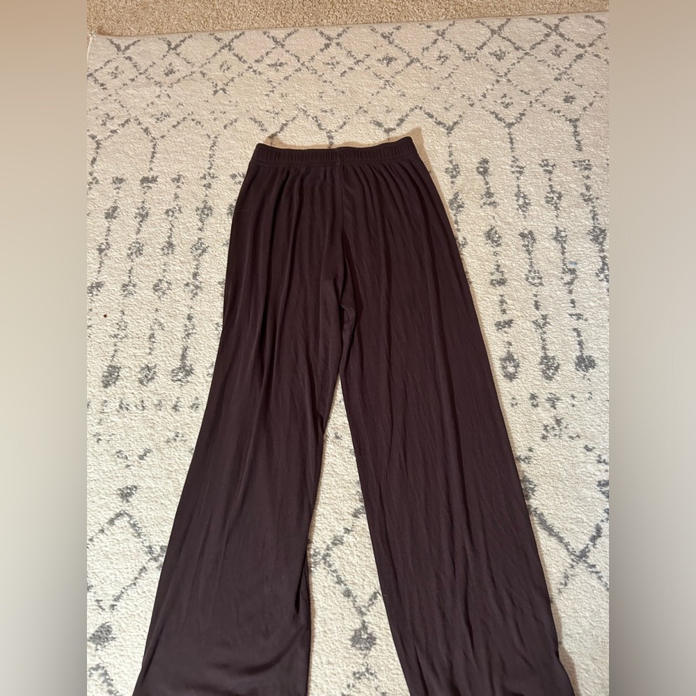 the group babaton by Aritzia brown comfy pants!